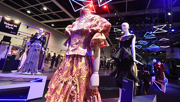 CENTRESTAGE CENTRESTAGE