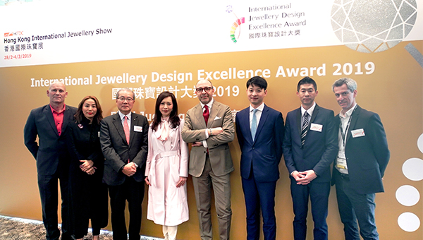 評判團(左起): Jeremy Keight、張小霞、馬墉宜(首席評判)、顧紀筠、Giovanni Micera、陳展邦、水野倫理及Renaud Fonverne 評判團(左起): Jeremy Keight、張小霞、馬墉宜(首席評判)、顧紀筠、Giovanni Micera、陳展邦、水野倫理及Renaud Fonverne