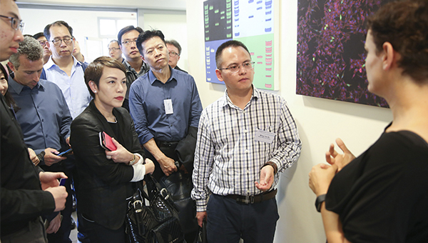 高醇新(右三) 高醇新(右三)